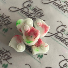 Load image into Gallery viewer, Rhubarb and Fresh Mint Hearts
